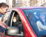 Jeune homme faisant du covoiturage avec une conductrice