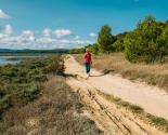 randonneuse au bord de l'étang de Doul, dans l'Aude