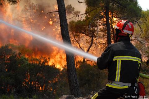 Sapeur-pompier de l'Aude faisant face à un incendie