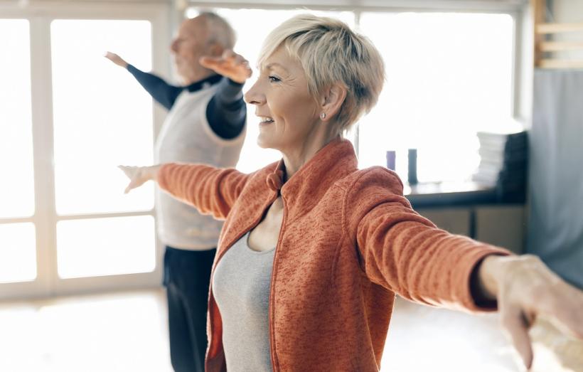 seniors en train de faire du yoga.