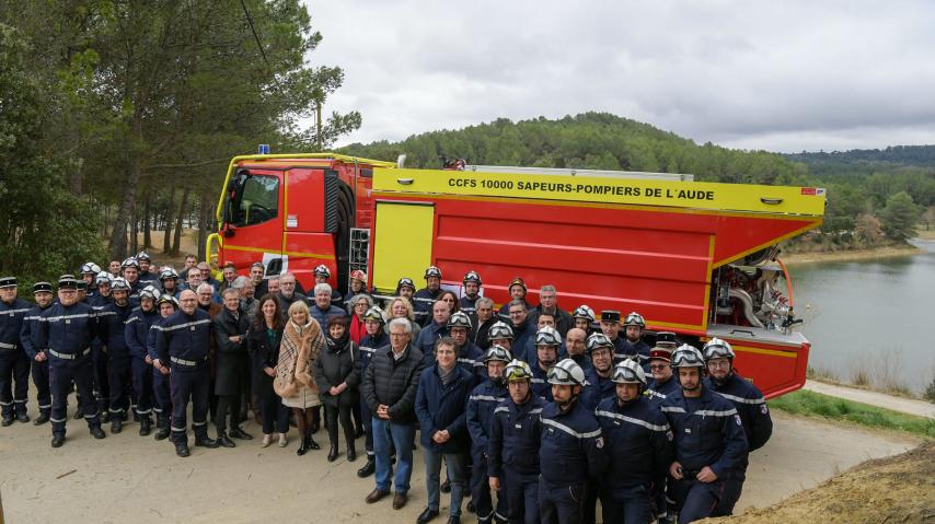 Remise de 11 camions citernes aux pompiers de l'Aude