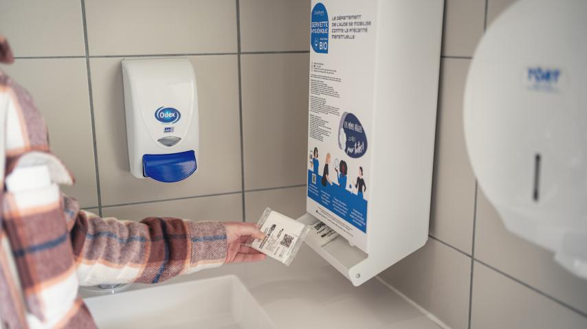 distributeur de serviettes périodiques gratuites dans un collège de l'Aude