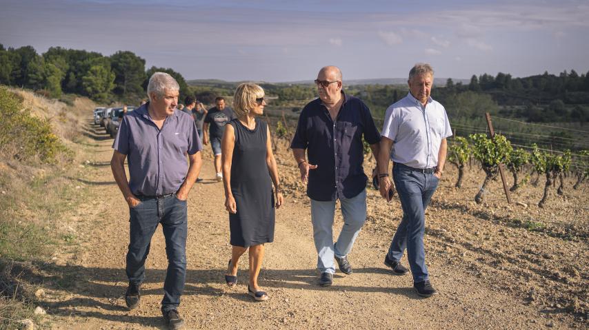 Rencontre sur le terrain de la présidente du conseil départemental de l'Aude, Hélène Sandragné, avec les viticulteurs de la cave coopérative de Portel-des-Corbières.